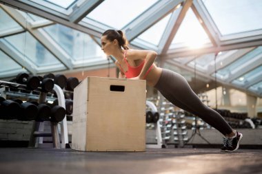 Etkin kız şınav yere atlama-kutu crossfit Club yaslanmış iken