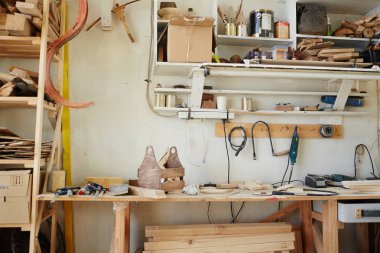 İşyeri esnaf çalışma tüm gerekli ekipman ile modern usta