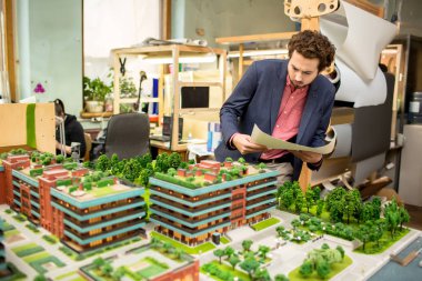 Genç adam yeni mimari anıtları ve yapıların inşa etmeyi planlıyor