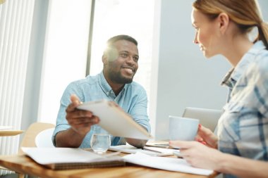 Meslektaşı gösterilen touchpad ile genç emin analist açılış toplantısında tartışma sırasında merak online finansal veri