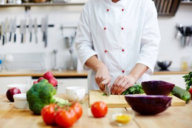 Yeşil ve kırmızı taze sebze salatası yemek Restoran şefi vegs