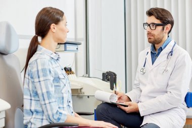 Kendine güvenen doktor reçete genç hastaya check-up sonra yapma.