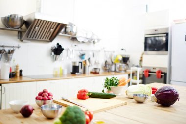 İşyeri Chef mutfak üzerinde taze sebze çeşitli