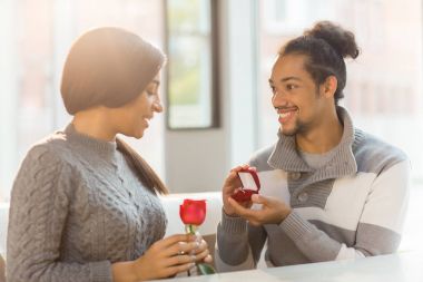 Kırmızı gül şirin nişan yüzüğü küçük erkek ellerini kutusuna bakarak ile güzel kız