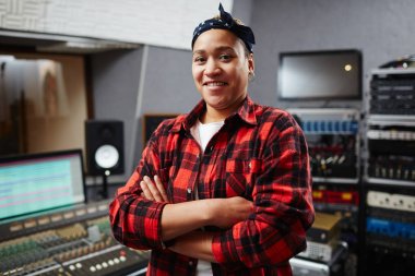 Genç bir işçi camer kollarını göğüs tarafından çarpı işareti ile seyir ses kayıt stüdyosu