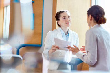 Onun meslektaşı açıklamalar toplantısında dinlerken kağıt ile kendine güvenen genç işkadını