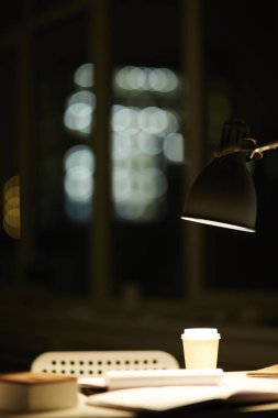 Lamba ve ofis malzemeleri boş işyeri Ofis Yöneticisi üzerinde geç akşam açık