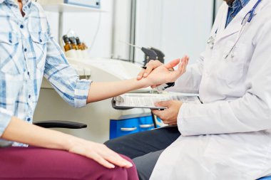 Genç therapeutist darbe onun hasta randevu sırasında kontrol