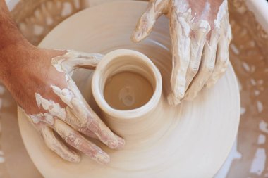 Şamot makine ve elleri esnaf etrafında dönen yeni sürahi