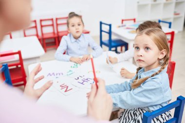 Özenli lementary kız öğrenci öğretmen açıklaması, İngilizce ders dinlerken