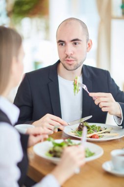 Öğle yemeğine kadar taze salata yemek ve Restoran meslektaşım ile etkileşim kendine güvenen genç yaş
