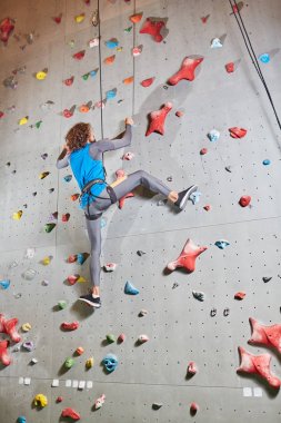 Etkin adam aşırı ve riskli bir spor pratik yaparken yukarı tırmanma halat üzerinde