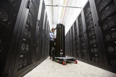 Teknik Yöneticisi veya BT-destek personeli arasında depolama donanımlarını koridor yürürken iterek loadlifter ile