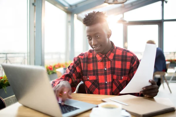 Africano Americano Cara Camisa Sentado Café Frente Laptop Preparar Relatório — Fotografia de Stock