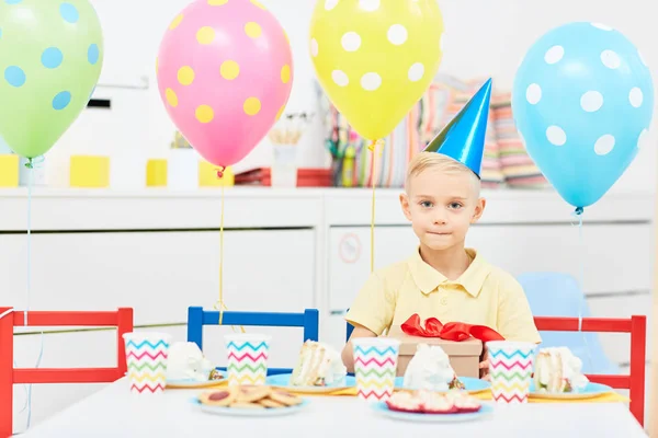 Schattige Kleine Jongen Zitten Door Verjaardag Tabel Met Smakelijke Feestelijke — Stockfoto