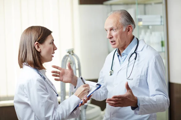 Two Professional Doctors Whitecoats Discussing New Medicine Hospital — Stock Photo, Image