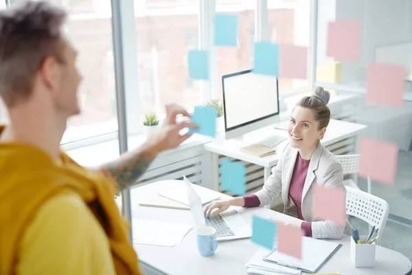 Joven Gerente Oficina Mirando Colega Través Pared Transparente Mientras Crea — Foto de Stock