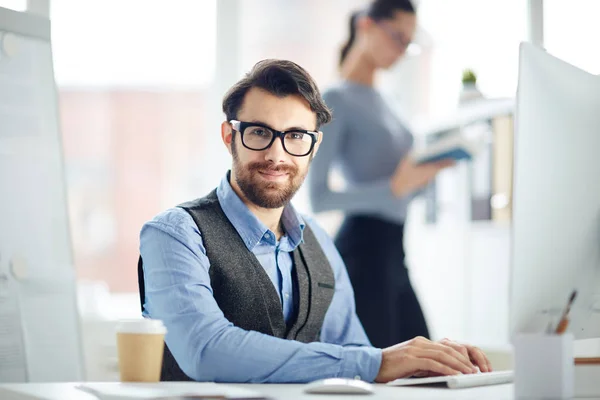 Bearded Businessman Eyeglasses Sitting His Workplace Typing Front Computer Monitor — Stock Photo, Image