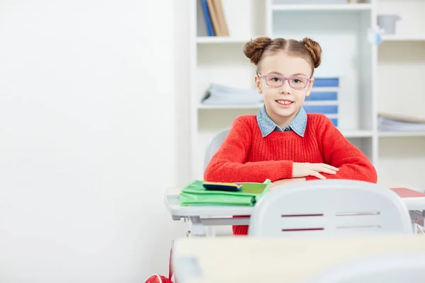 Junge Schülerin Mit Brille Sitzt Klassenzimmer Schreibtisch Und Blickt Die — Stockfoto