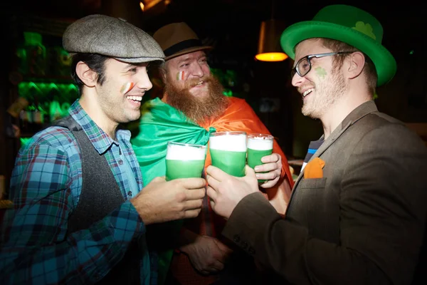笑年轻人在享受圣帕特里克节庆典时无比的泡沫啤酒杯 — 图库照片
