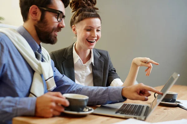 Joven Creativo Hombre Mujer Apuntando Pantalla Del Ordenador Portátil Mientras — Foto de Stock