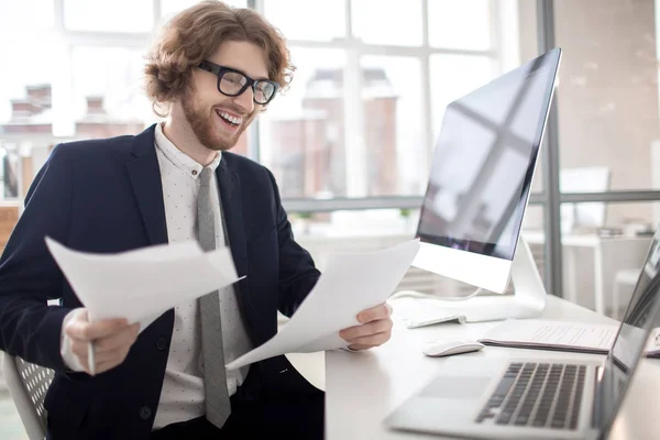 Gelukkig Jonge Financier Lezen Documenten Nieuwe Contracten Kantoor — Stockfoto