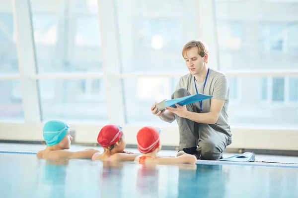 Yüzme Dersi Öğrencileri Için Gösterilen Flipper Ile Eğitmen Yüzmek — Stok fotoğraf