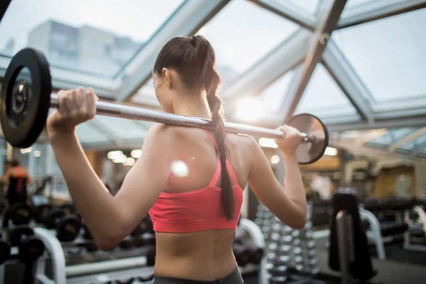 Vista Trasera Una Joven Fuerte Levantando Pesadas Pesas Durante Entrenamiento — Foto de Stock