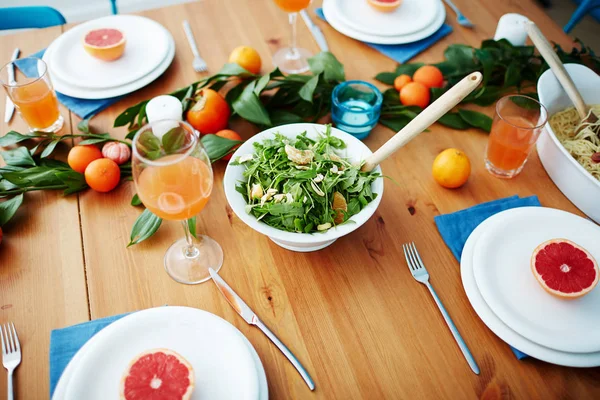 Salade Végétarienne Jus Dans Des Verres Décorations Fruits Moitiés Pamplemousse — Photo