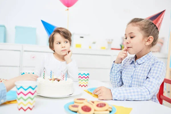 可爱的小女孩在生日帽子品尝美味蛋糕在幼稚园庆祝 — 图库照片