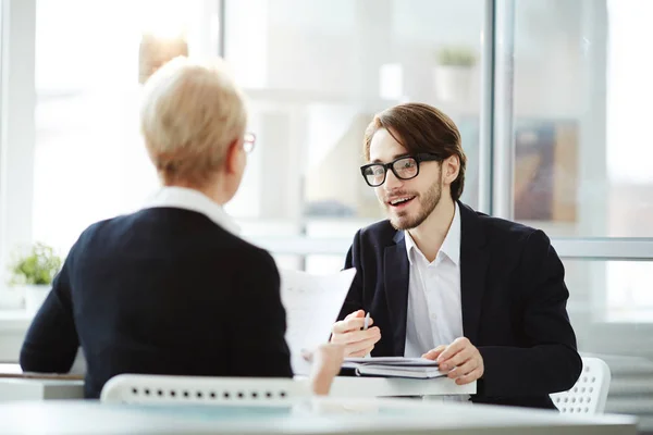 Junger Eleganter Bewerber Gespräch Mit Dem Arbeitgeber Und Erklärt Einige — Stockfoto