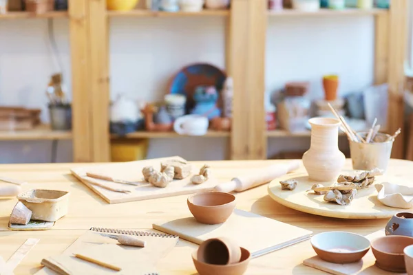 Sortiment Zubehör Für Das Tonhandwerk Arbeitsplatz Des Kreativen Meisters — Stockfoto