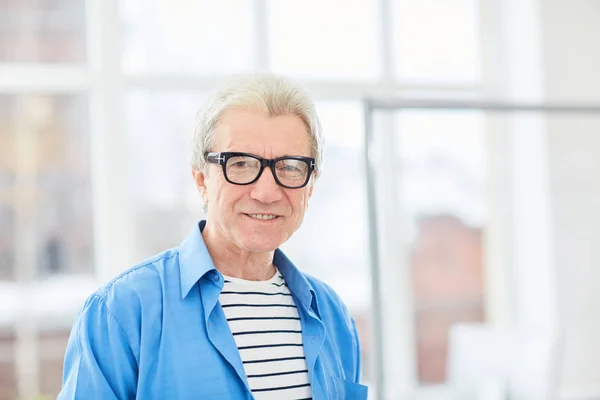 Selbstbewusster Reifer Geschäftsmann Mit Grauen Haaren Blickt Büro Die Kamera — Stockfoto