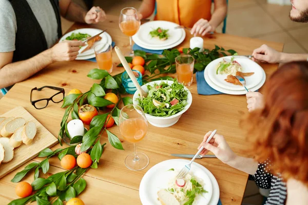 お祝い食糧と木製のテーブルのビュー ベジタリアン サラダ パスタは中身 小麦パンと果物 — ストック写真