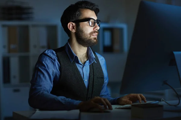 Empresario Mirando Monitor Computadora Oficina Mientras Trabaja Oscuridad — Foto de Stock