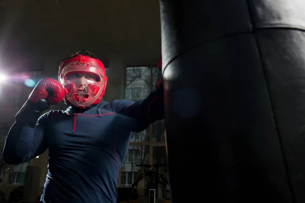 Junge Athletin Mit Boxhelm Und Handschuhen Tritt Boxsack Turnhalle — Stockfoto