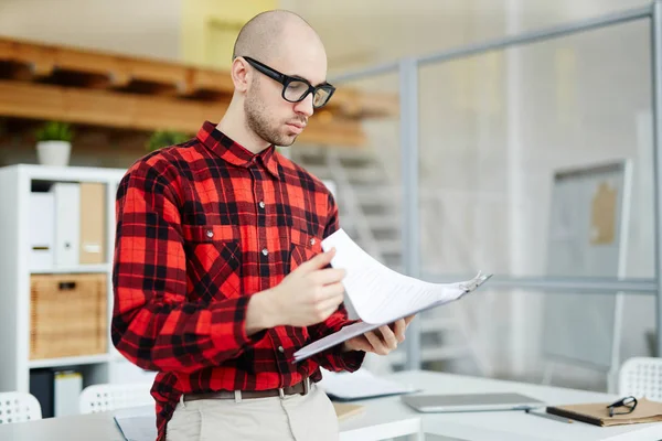 Homme Sérieux Chemise Lunettes Lisant Les Notes Son Rapport Avant — Photo