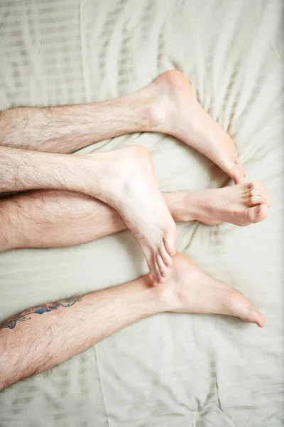 Blote Voeten Harige Benen Van Homoseksuele Mannen Tijdens Slaap — Stockfoto