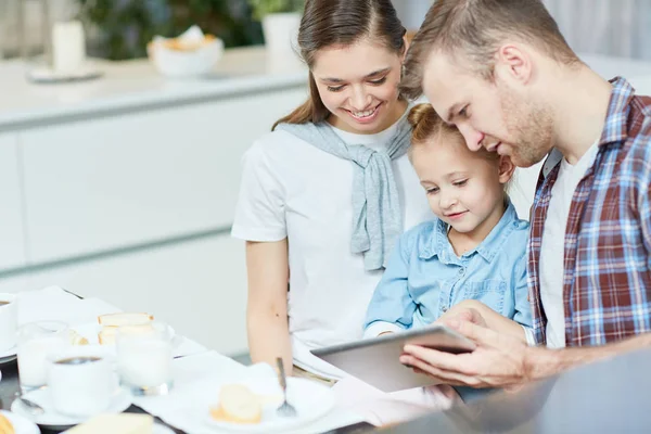 Young Parents Showing Cute Daughter Online Information Usage Healthy Food — Stock Photo, Image