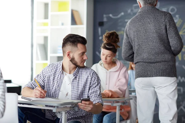 Studente Subdolo Tirando Fuori Suo Smartphone Andando Imbrogliare Durante Lavoro — Foto Stock