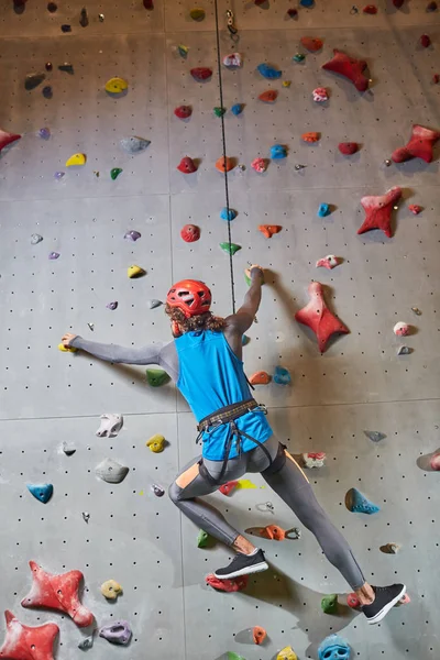 Aktiver Mann Hängt Beim Training Kletterwand Kletterausrüstung Und Seil — Stockfoto