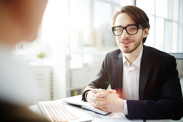 Affärsman Glasögon Diskussion Med Sin Kollega Arbetsdagen — Stockfoto