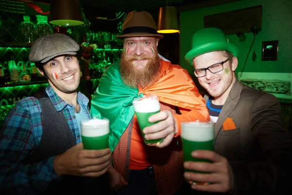 Jeunes Compagnons Amicaux Portant Toast Bière Irlandaise Tout Passant Soirée — Photo