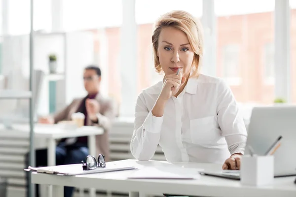 Mujer Negocios Rubia Seria Mirándote Mientras Busca Red Oficina — Foto de Stock