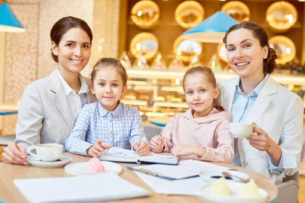 Zwei Junge Geschäftsfrauen Und Ihre Töchter Sitzen Café Und Trinken — Stockfoto