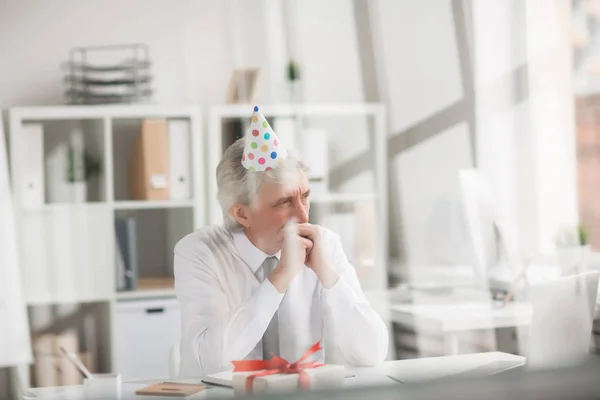직장에서 앉아서 사무실 모자에 잠겨있는 사업가 — 스톡 사진
