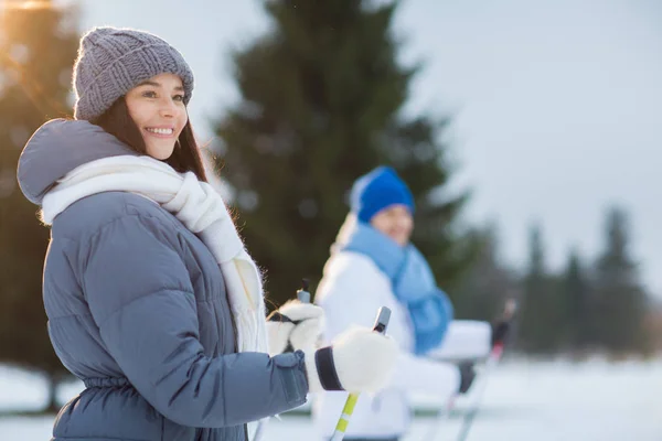 Jeune Femme Bonnet Tricoté Chaud Écharpe Veste Grise Ski Avec — Photo