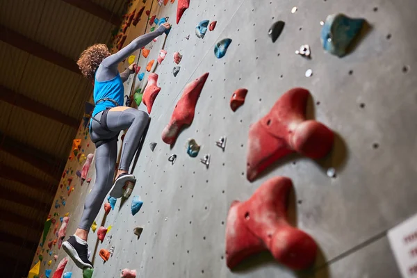 Junger Sportler Greift Beim Aufstieg Nach Griffen Kletterwand — Stockfoto