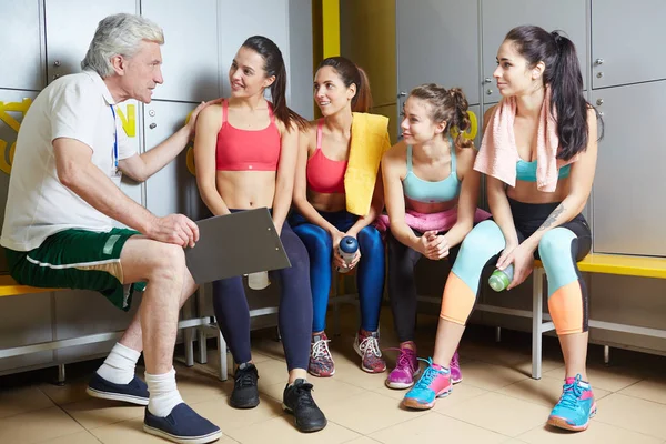 Leeftijd Stagiair Zijn Team Van Jonge Vrouwen Voor Concurrentie Stimuleren — Stockfoto