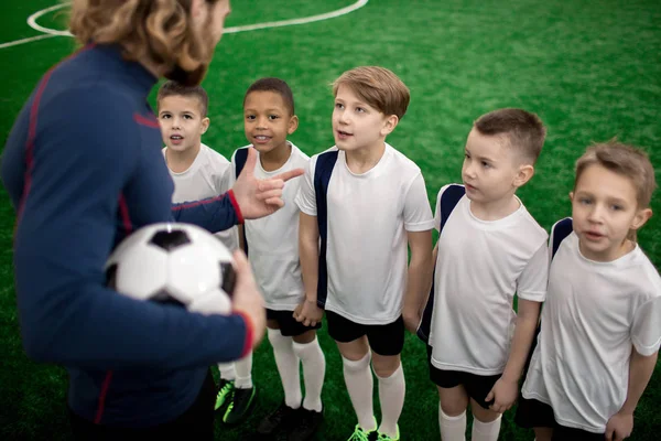 Dos Meninos Conversando Com Treinador Futebol Entre Jogos Entre Seus — Fotografia de Stock